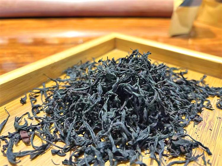 特惠价4折：云南野生古树红茶鲜叶 （大叶种），采选凤庆古树，传统发酵，千年古韵茶香，橙黄透亮